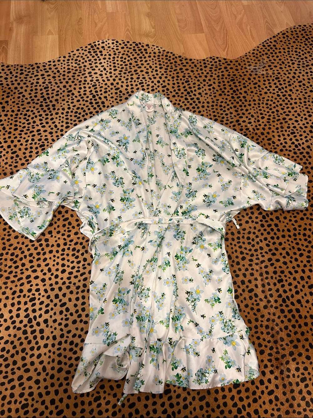 Victoria’s Secret white Floral Satin Kimono Robe size Large